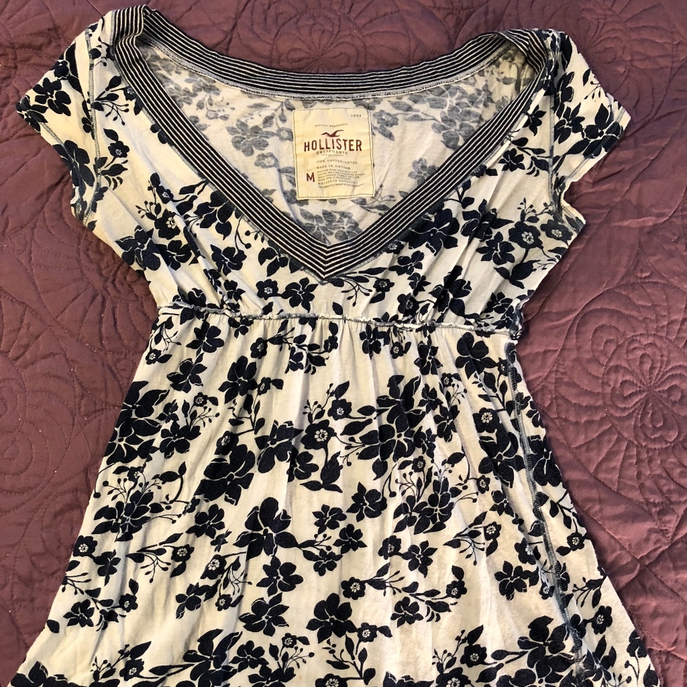 Women's Hollister California Floral T Size M